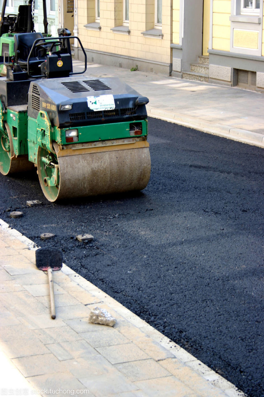 道路建设 城市发展的动脉与挑战