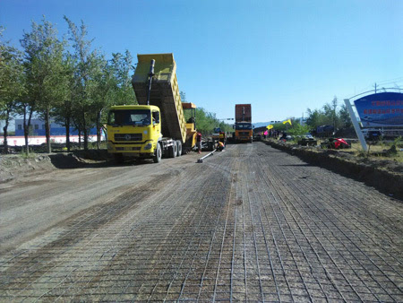 中铁二十一局集团一公司阿拉山口市友好路改建工程公路水稳层开始摊铺